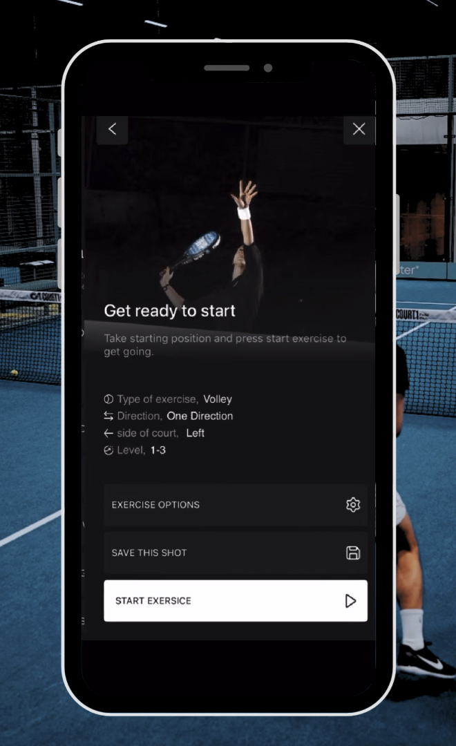 Mobil med Padelmaster-appen foran en padelbane